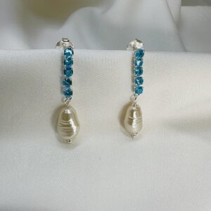 BRINCO RIVIERA ZIRCÔNIAS AZUL COM PERÓLA BARROCA BANHO DE PRATA